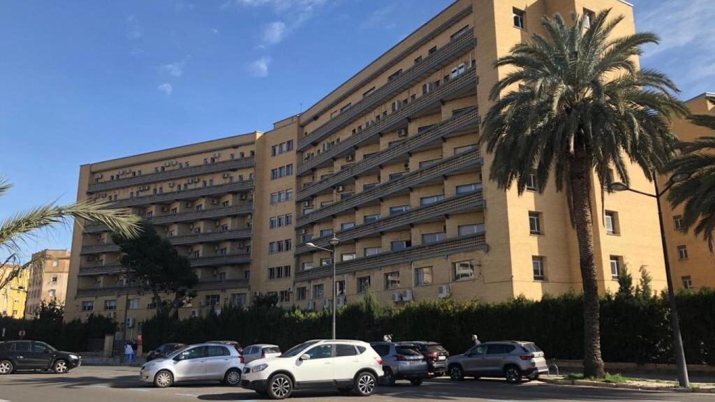 Vista del edificio de la Escuela de Enfermería, convertido en un hospital desde diciembre. EE