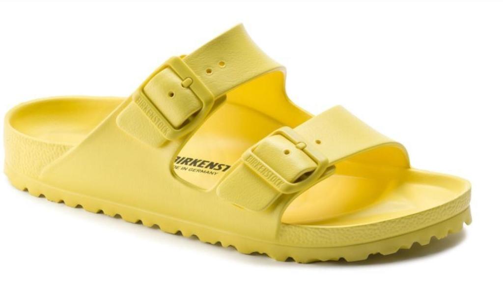 Sandalias amarillas de la firma Birkenstock.