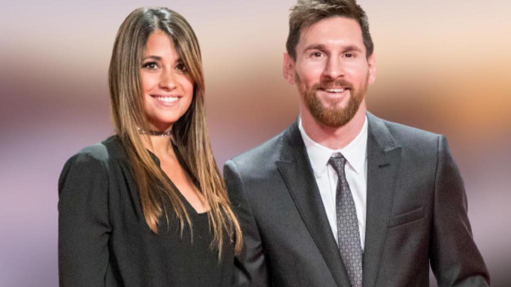 Antonela Roccuzzo y Lionel Messi, durante una premiación de fútbol en 2017.