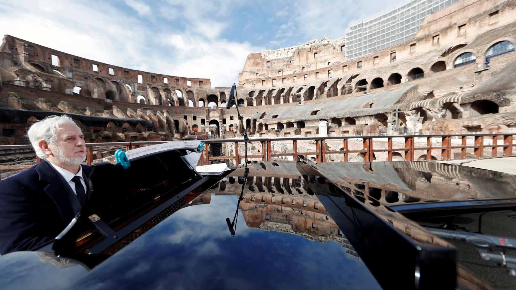Un pianista actúa en el Coliseo después de tres mese de cierre por la pandemia.