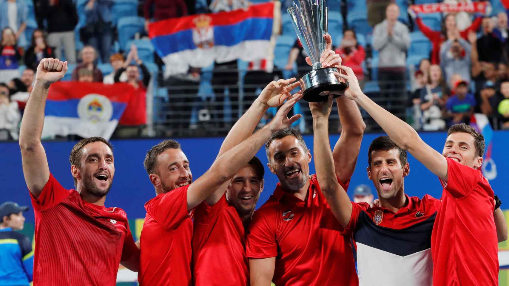 Novak Djokovic y el equipo de Serbia levantando la ATP Cup de 2020