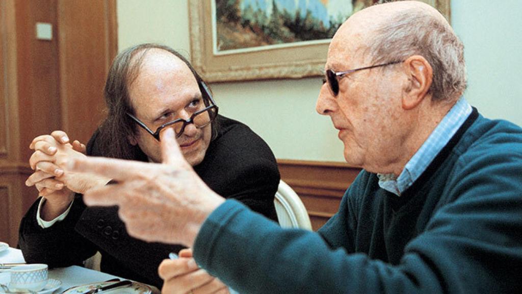 Pere Gimferrer y Manoel de Oliveira charlan durante su encuentro en Barcelona. Foto: Antonio Moreno