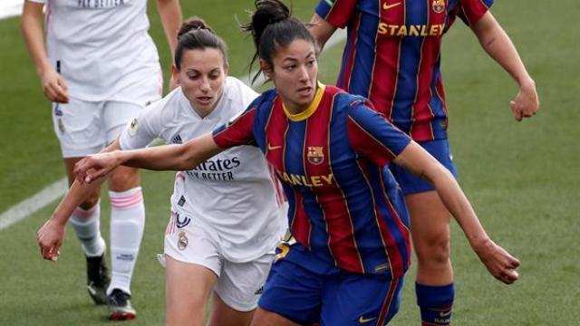 Leila Ouahabi lucha por el balón con Aurélie Kaci, en El Clásico femenino