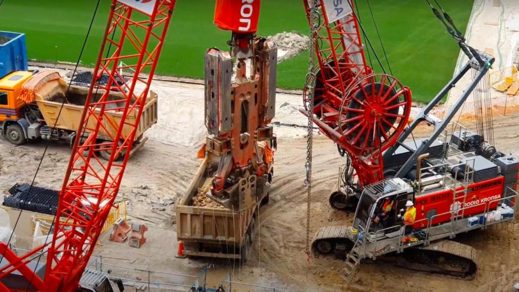 Trabajos de extracción de tierra en el Santiago Bernabéu