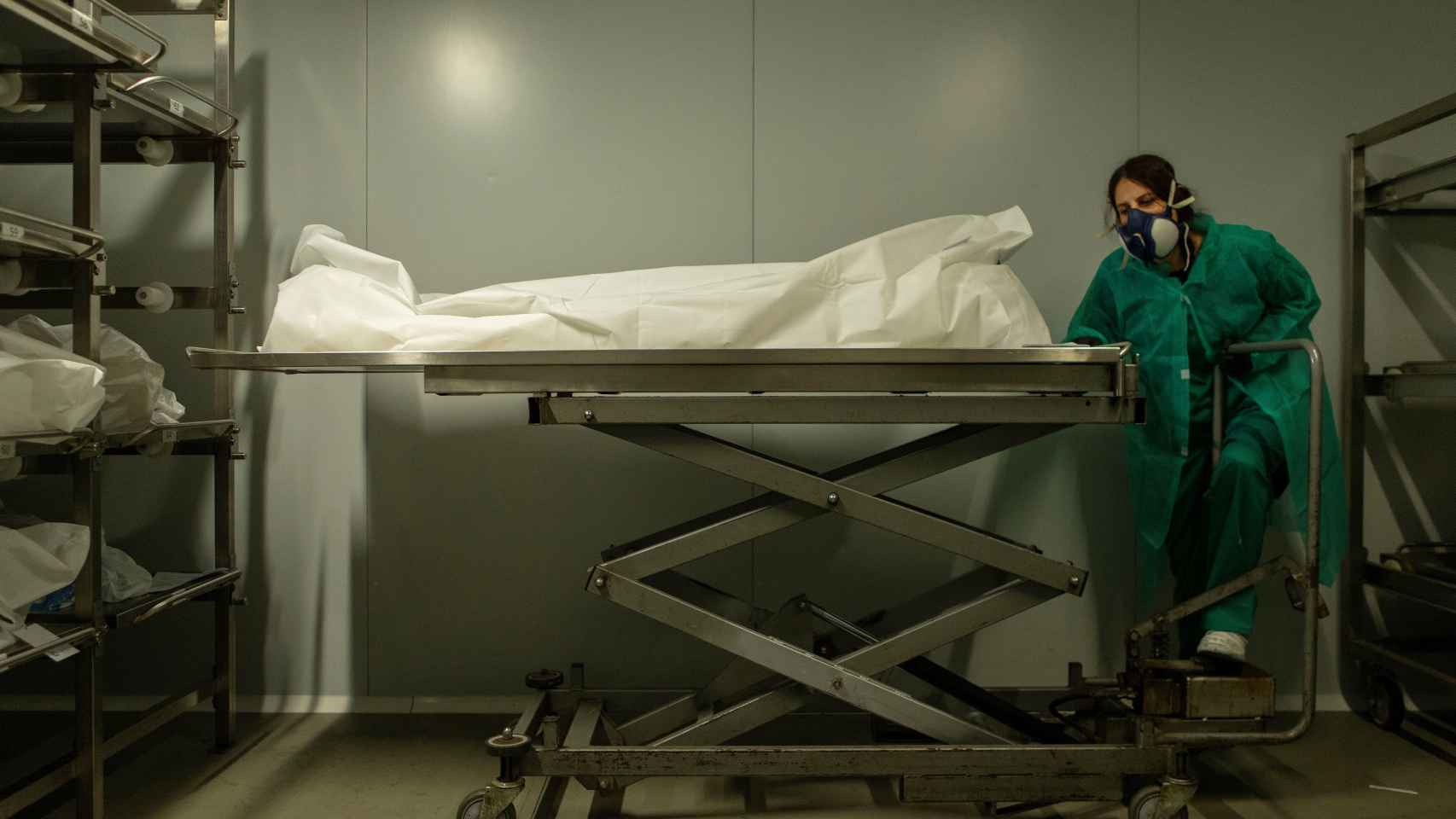 Una trabajadora de la funeraria Mémora traslada los restos mortales de una víctima de covid en el Tanatorio de Sancho d´Avila de Barcelona.
