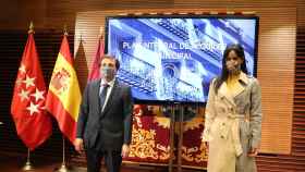 El alcalde de Madrid, José Luis Martínez-Almeida, y la vicealcaldesa, Begoña Villacís durante la presentación de la nueva Estrategia de Vivienda para la Ciudad y el nuevo Plan Integral de Alquiler Municipal, en el Palacio de Cibeles, Madrid, (España), a 1 de febrero de 2021.