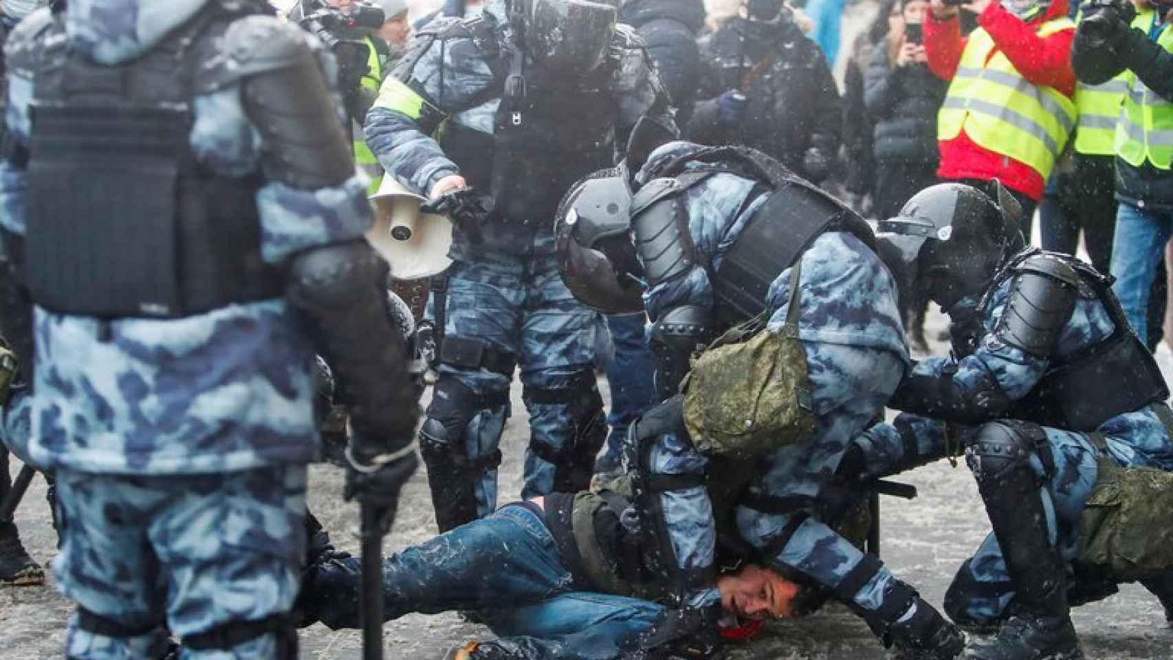 La policía rusia deteniendo a un manifestante.
