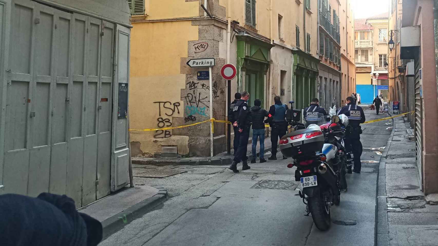 La policía francesa acordona la zona durante la investigación.