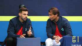 Nadal habla con Granollers durante el partido de Carreño en la ATP Cup.