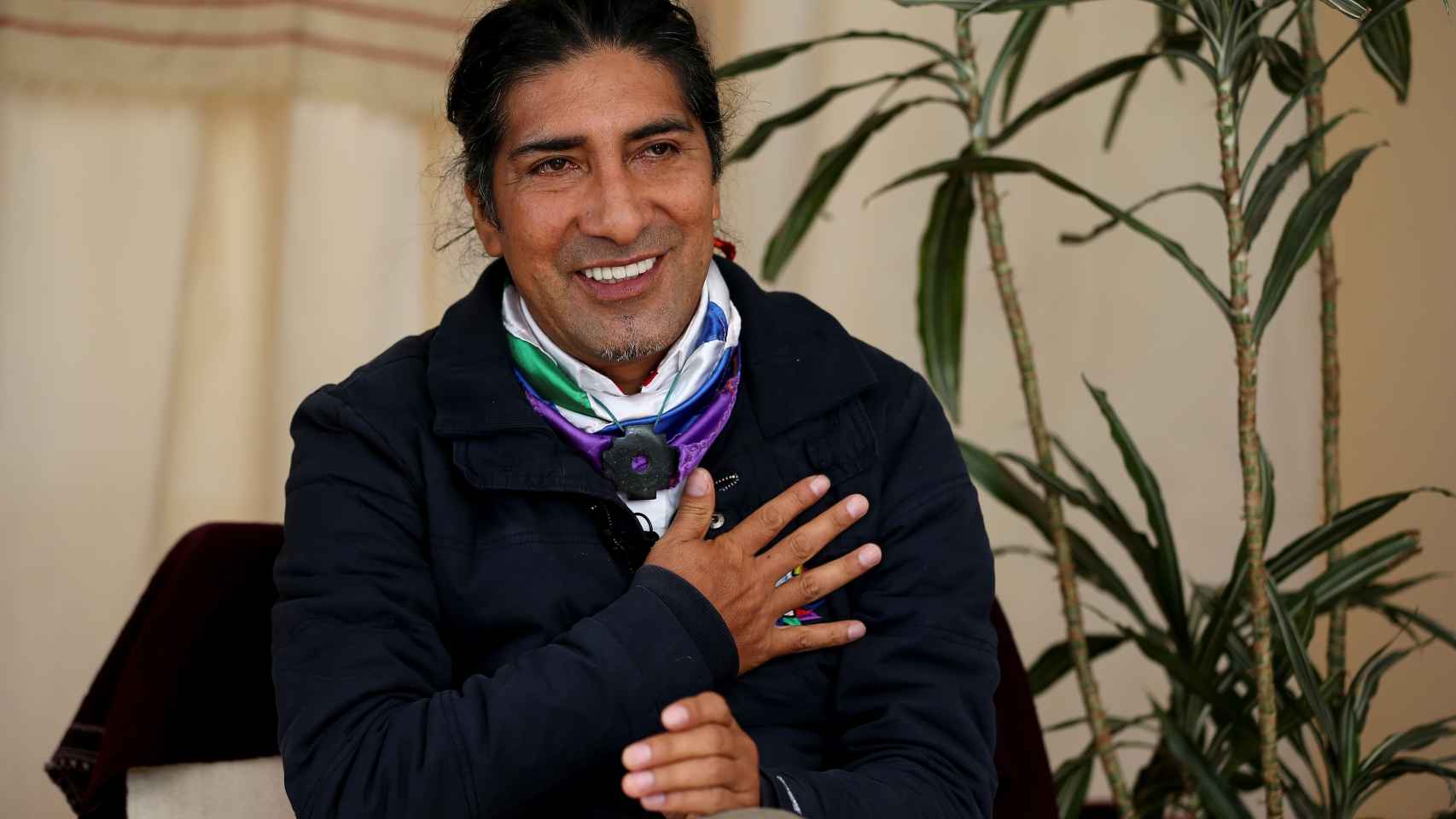 El líder indígena Yaku Sacha Pérez Guartambel, mientras sonríe durante una entrevista.