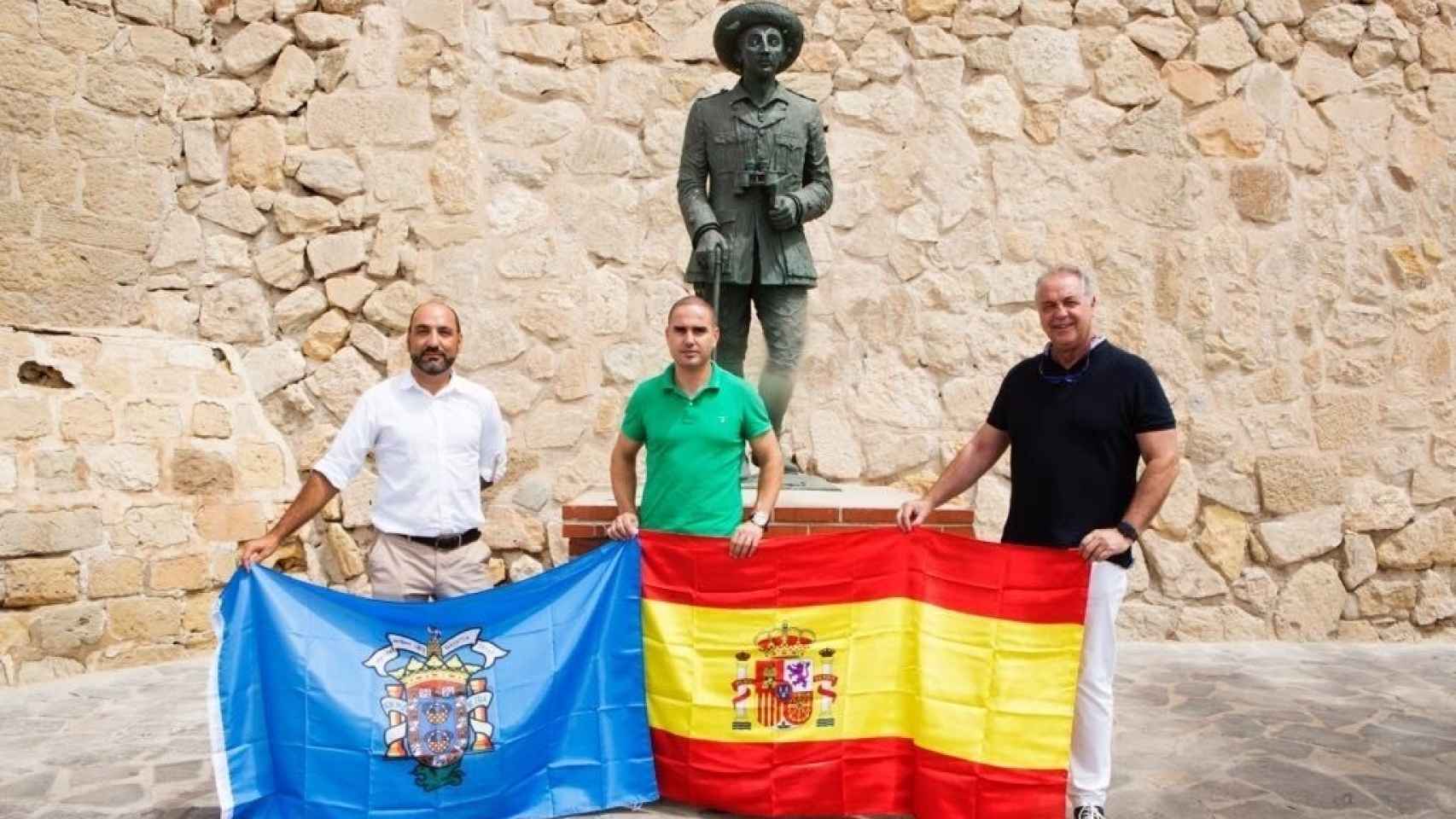 Miembros de Vox Melilla ante la estatuta dedicada a Francisco Franco en Melilla.