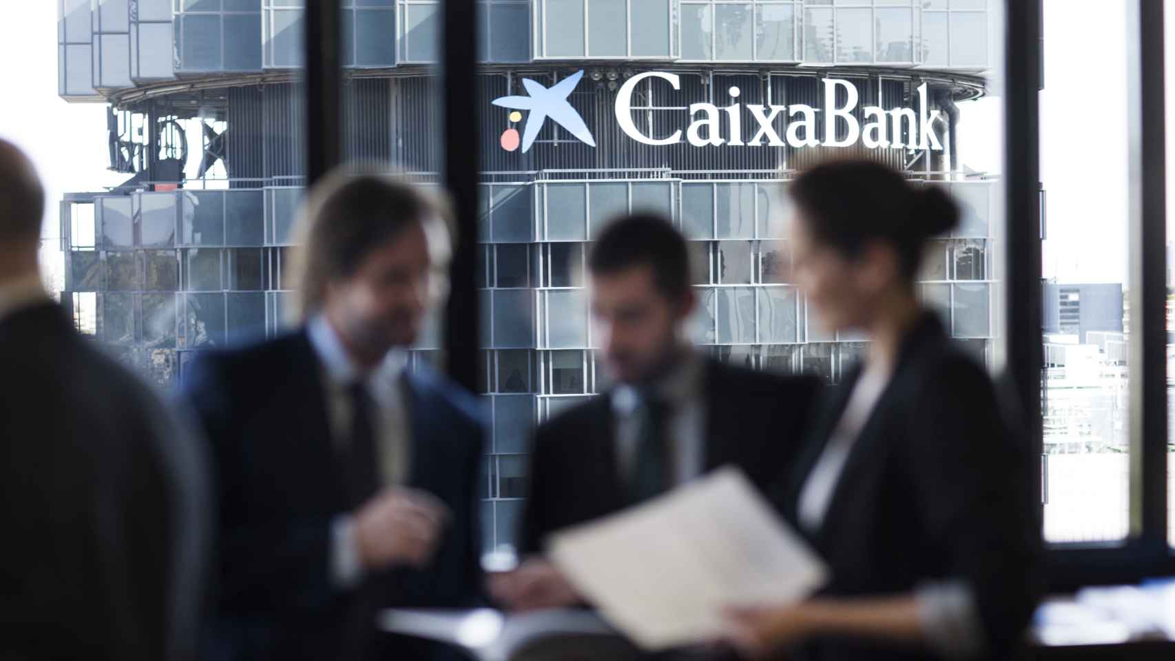 Unos empleados en las oficinas de CaixaBank.