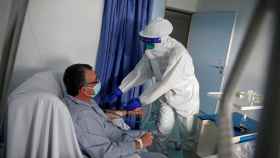 Una enfermera atiende a un paciente en un hospital de Portugal.
