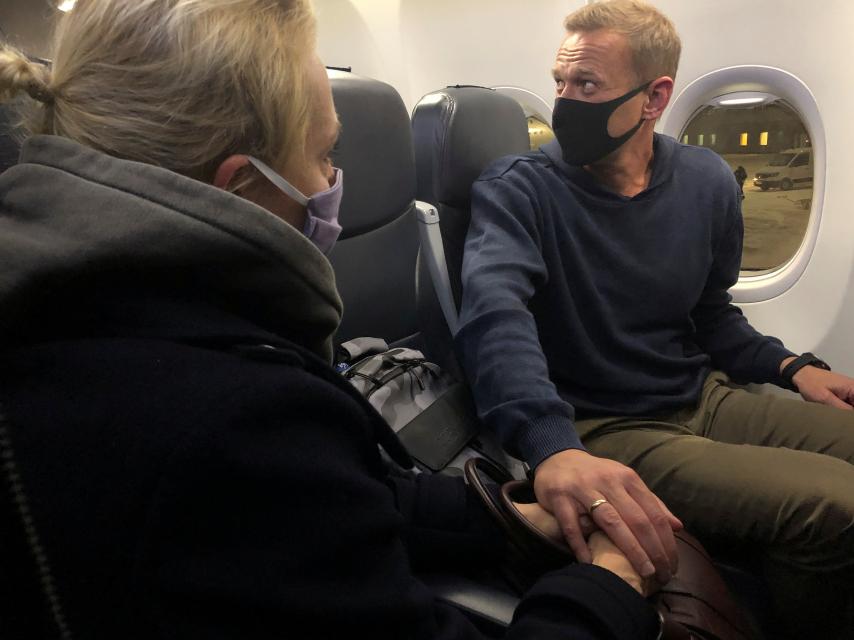 Yulia Navalnaya y Alexéi Navalny en el avión de vuelta a Rusia.