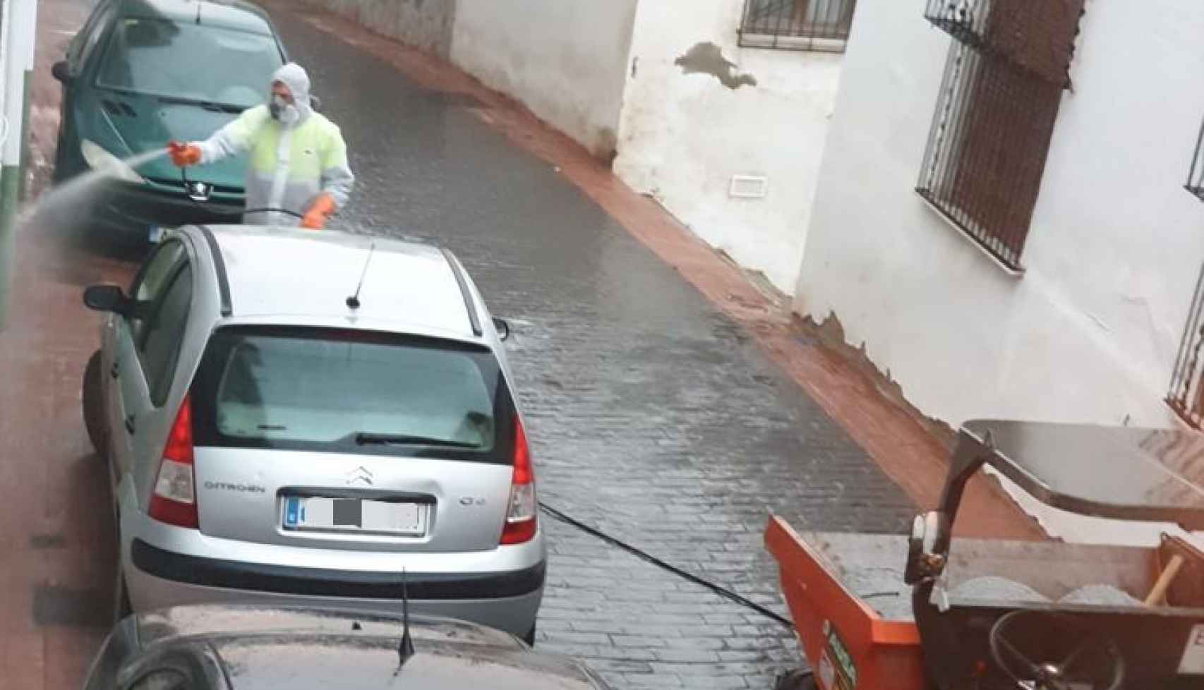 Un operario desinfecta las calles de Suflí, en Almería.