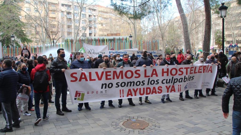 Decenas de hosteleros se han concentrado en Albacete para pedir ayudas por el cierre de la hostelería.