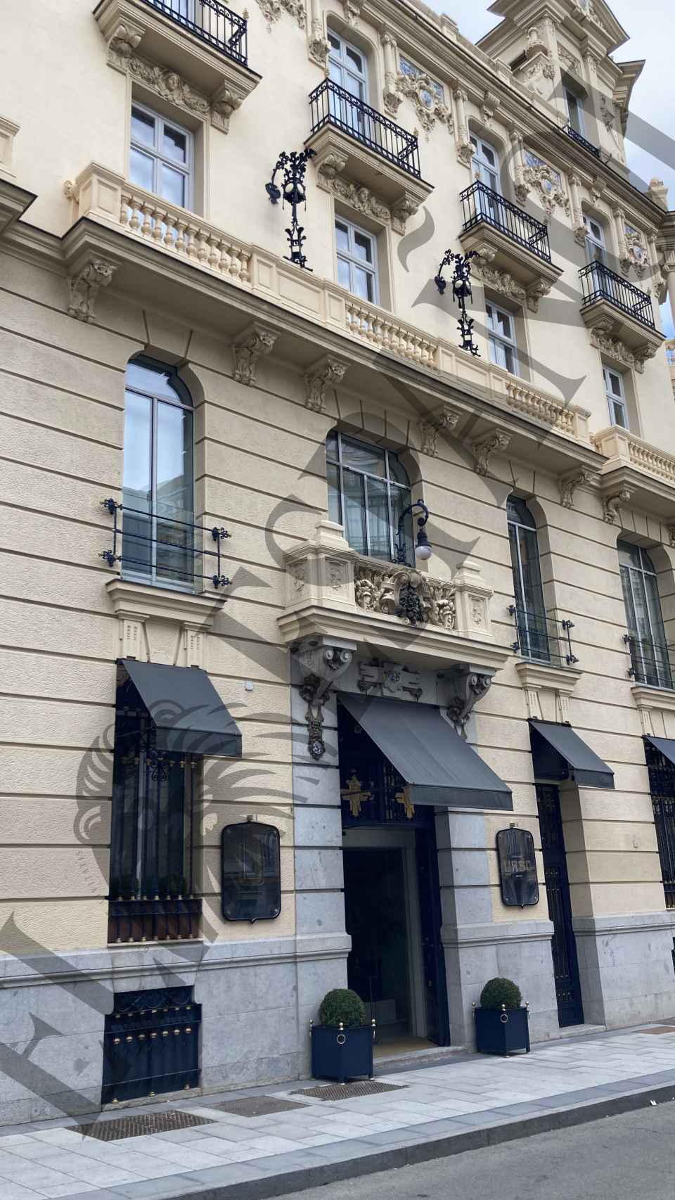 La puerta del hotel en el centro de Madrid donde pernoctaron Alba y Santi.