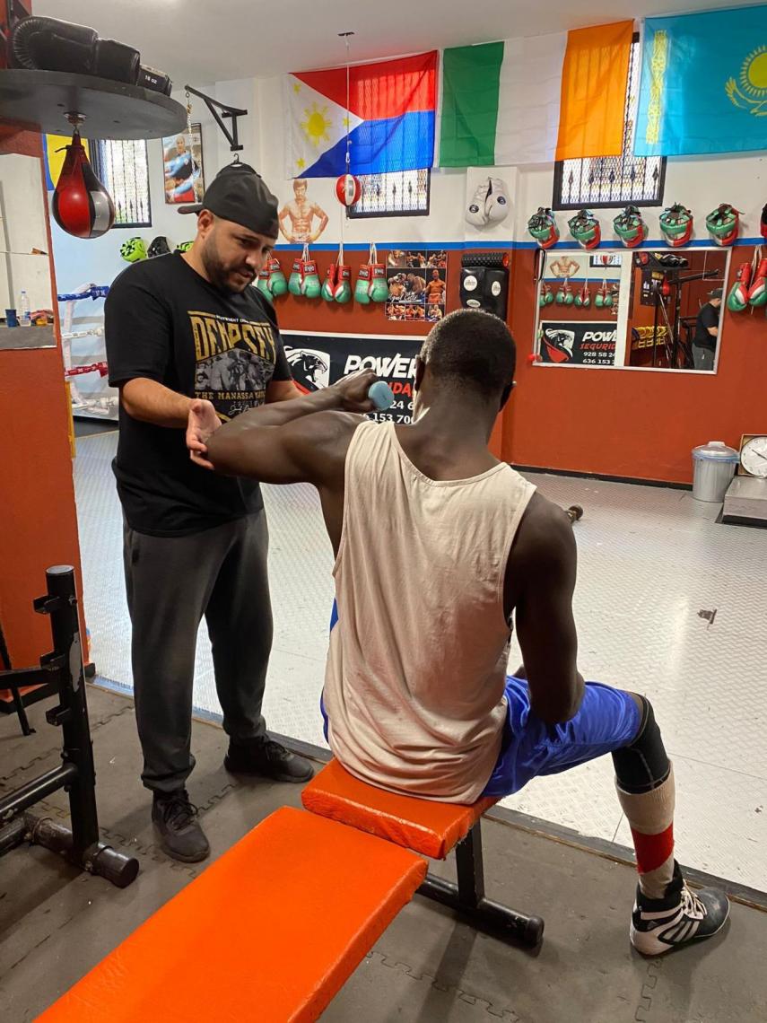 Madala se entrena seis días a la semana. En la imagen, musculándose con pesas.