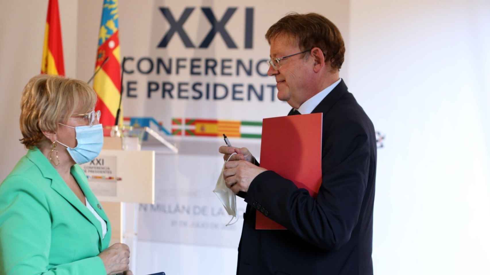 Ana Barceló, 'consellera' de Sanidad, junto al presidente Valenciano, Ximo Puig. EE