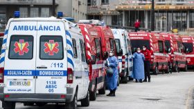 Atasco de ambulancias a la entrada del hospital Santa Maria de Lisboa. EFE/EPA Tiago Petinga