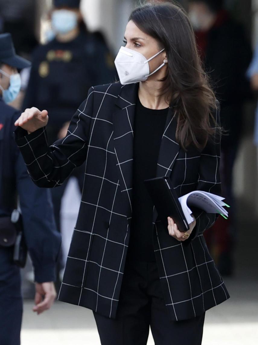 Letizia, con un 'look total black', marcado por el 'blazer' que estrenó en el confinamiento.