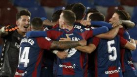 Piña de los jugadores del Levante para celebrar el pase a las semifinales de la Copa del Rey