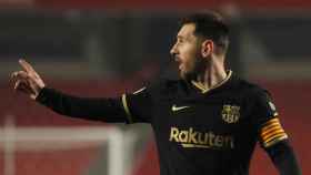 Messi, con la camiseta negra, da indicaciones a sus compañeros