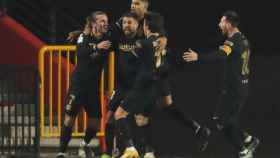 Celebración de los jugadores del Barcelona del gol de Jordi Alba