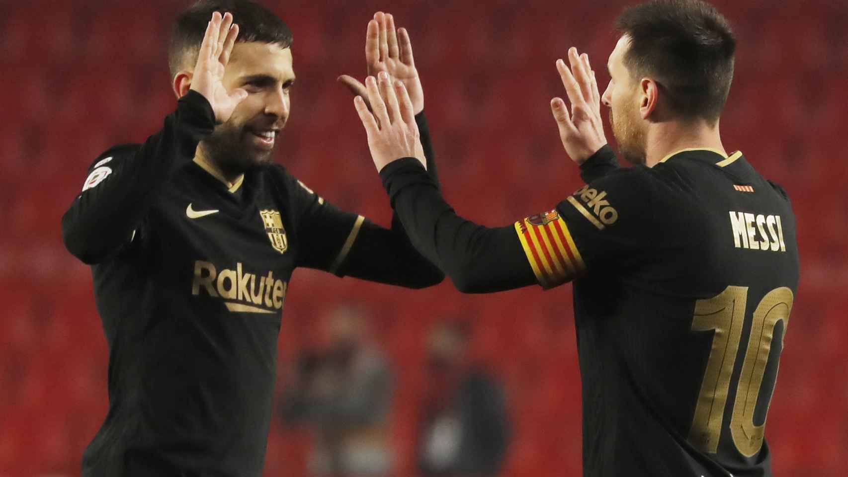 Jordi Alba y Messi celebran el pase a las semifinales de la Copa del Rey