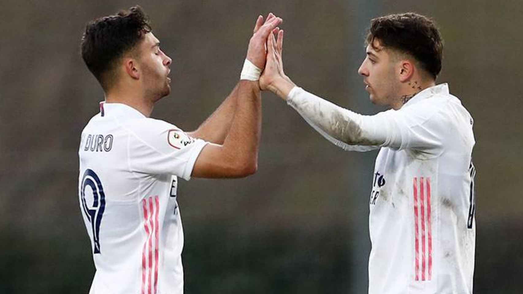 Hugo Duro y Gelabert celebran el gol del delantero del Castilla