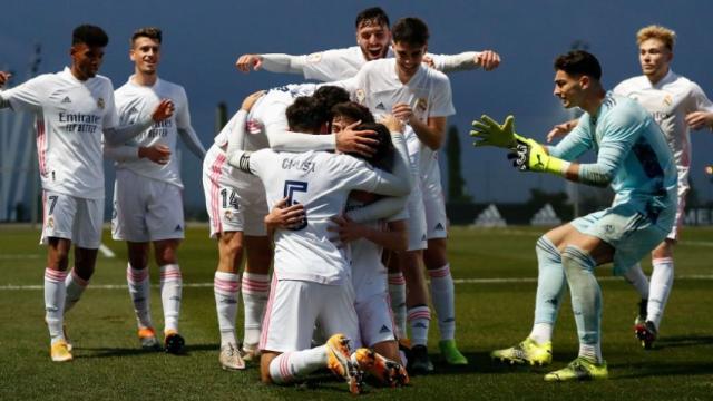 Piña de los jugadores del Castilla ante el San Sebastián de los Reyes