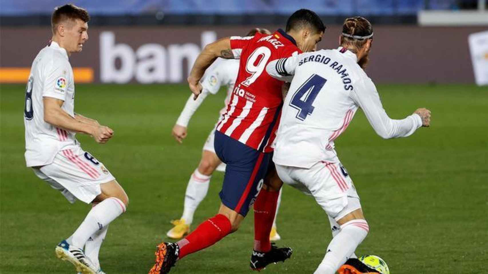 Luis Suárez y Sergio Ramos, durante el derbi