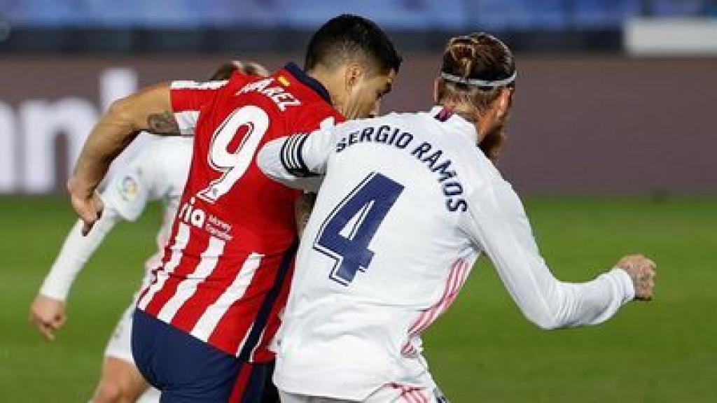 Luis Suárez y Sergio Ramos, durante el derbi