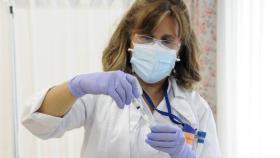 Una enfermera prepara una vacuna contra el covid. Foto: Europa Press
