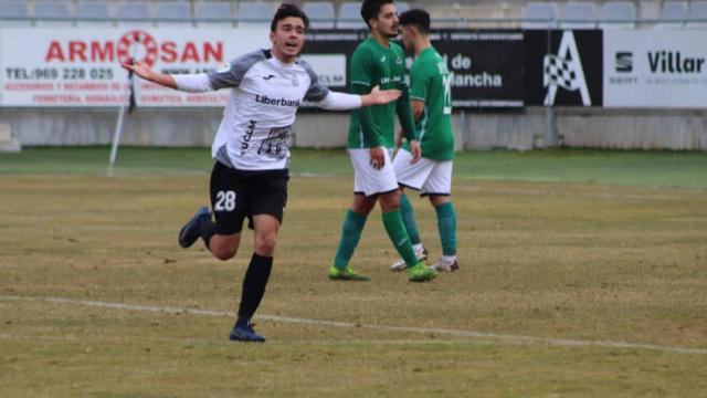 Verdejo celebrando el primer gol. Foto: UB Conquense