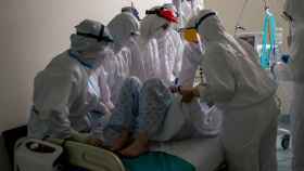 Sanitarios atienden a un paciente con coronavirus en la unidad de vigilancia postquirúrgica (REA) del Complejo Universitario de Ourense.