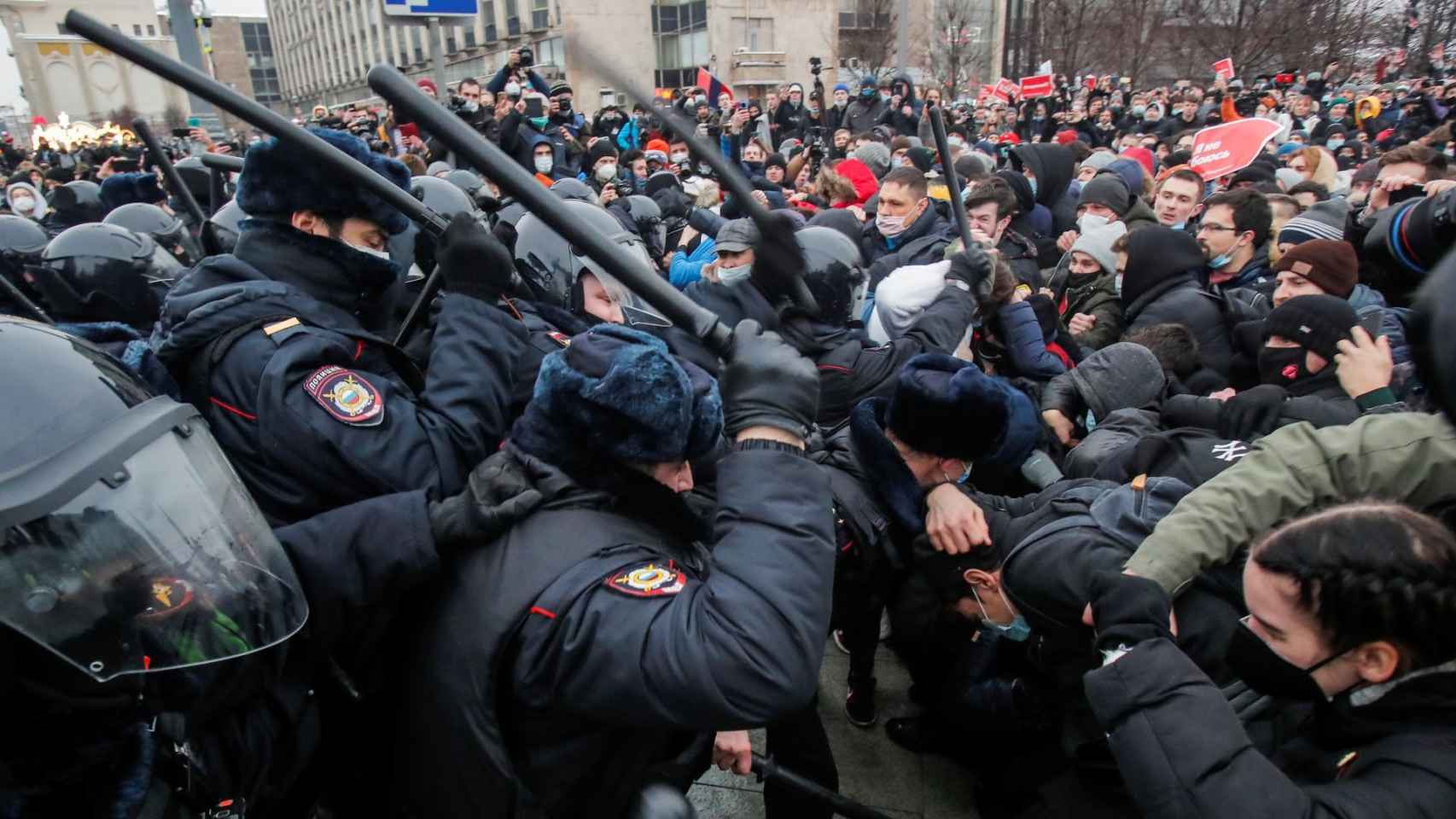 Los enfrentamientos entre la policía y los manifestantes.