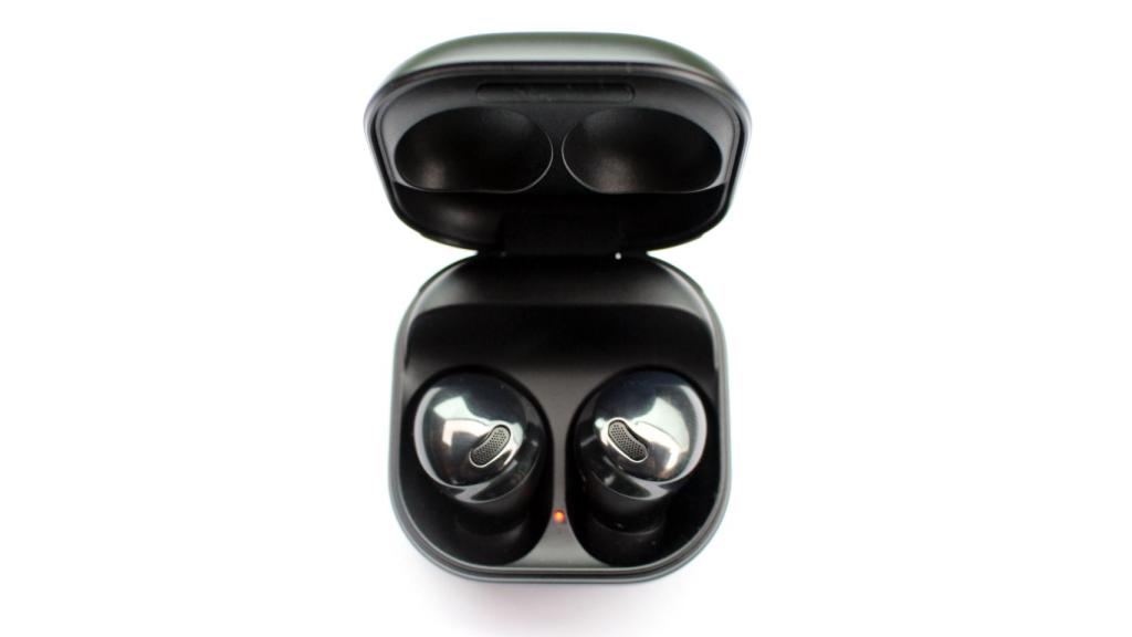 Los Samsung Galaxy Buds Pro en su caja de carga.