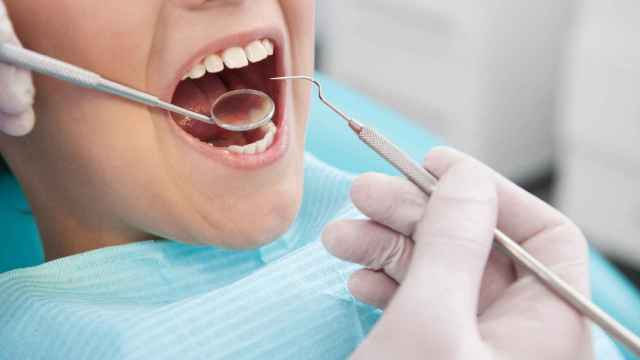 Cómo usar el hilo dental correctamente paso a paso