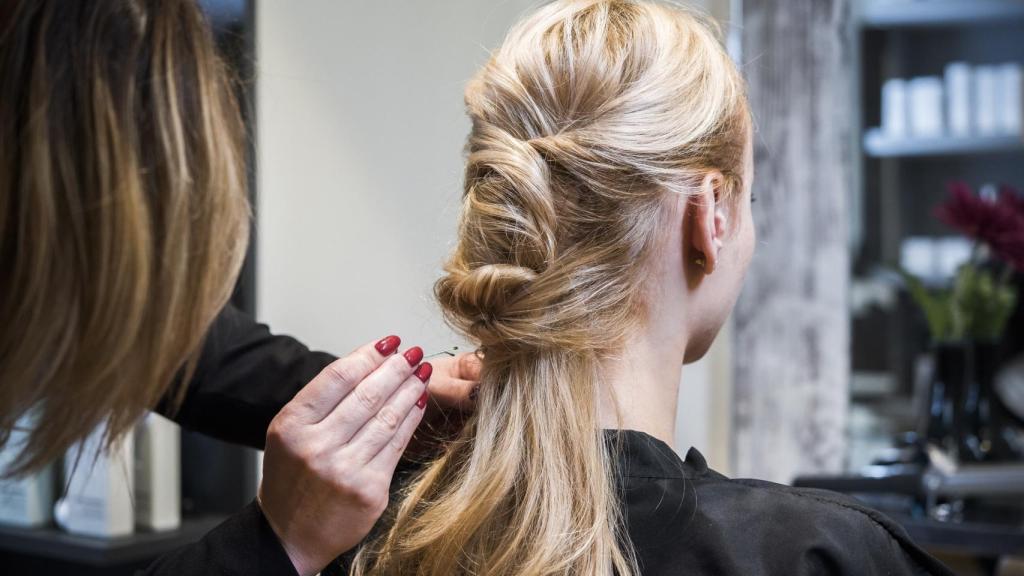 Las trenzas se ha convertido en uno de los peinados más solicitados por las novias.