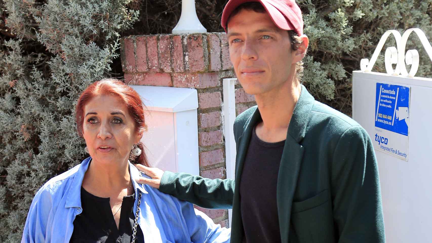 Camilín junto a su madre, Lourdes Ornelas, en una imagen a la puerta de su casa en Torrelodones.