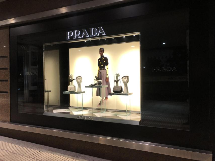 Escaparate de Prada en El Corte Inglés de Nuevos Ministerios.