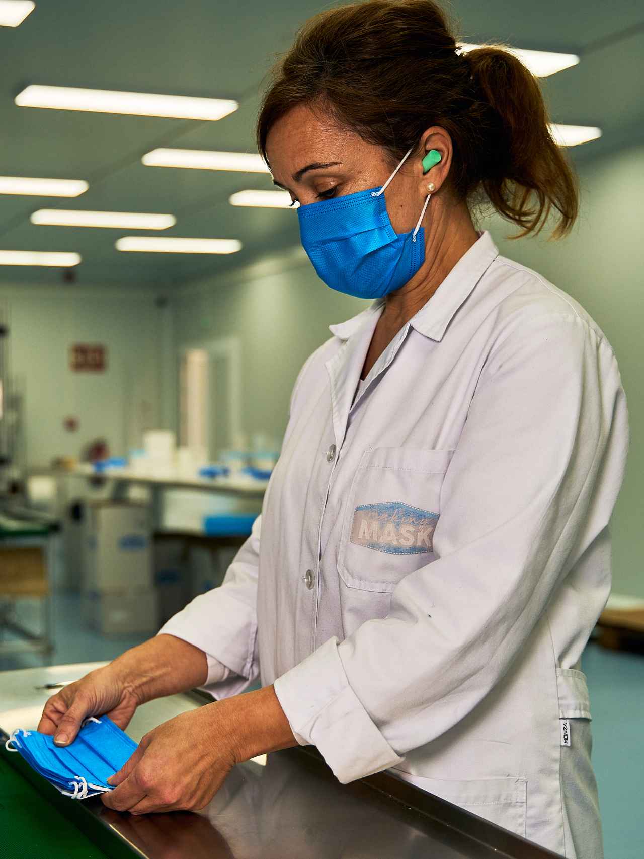Una trabajadora ordenando las mascarillas higiénicas MM BIO de Making Mask.
