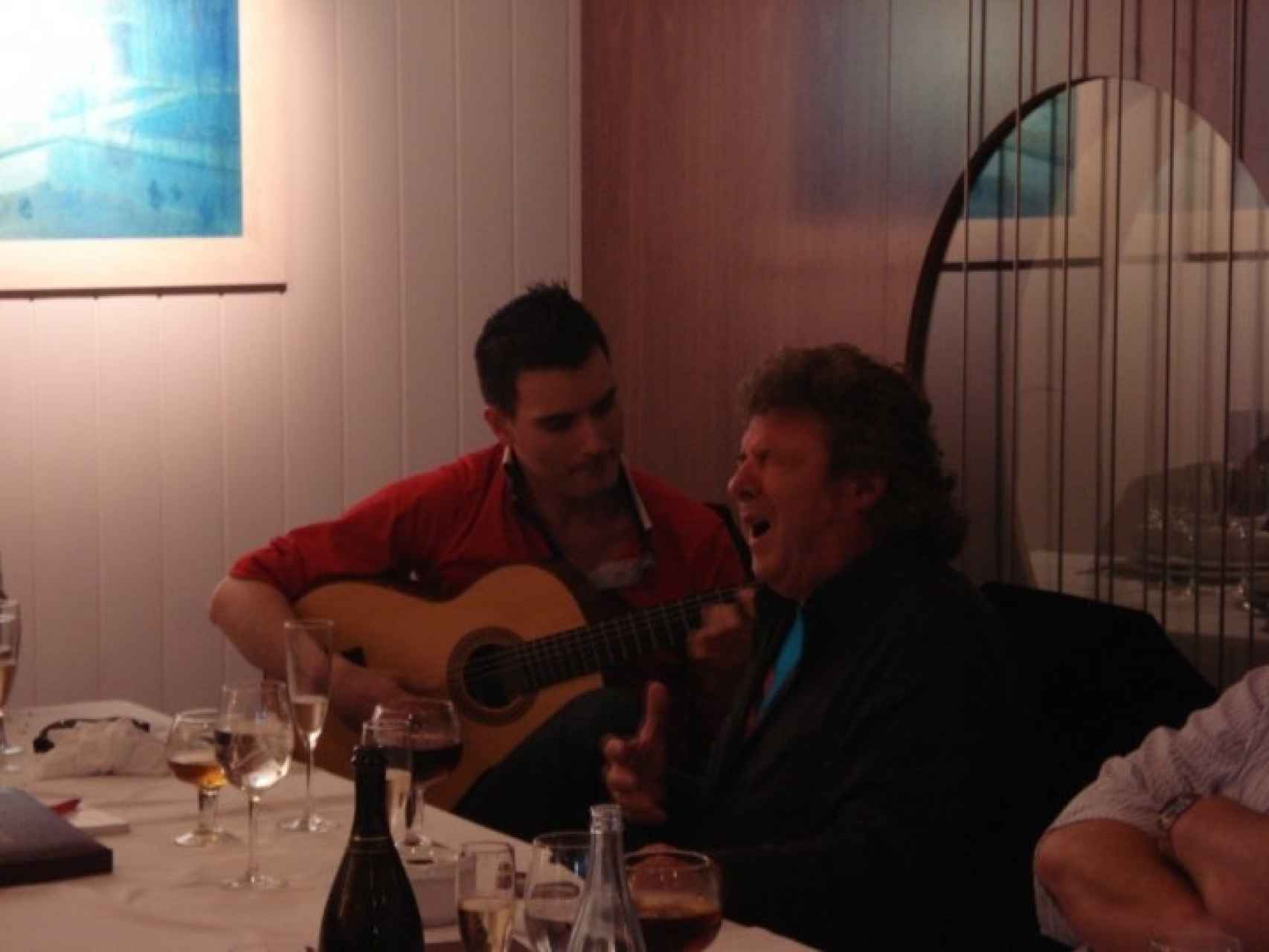 El difunto cantaor Enrique Morente arrancándose por seguiriyas en el Restaurante El Vinagrero.