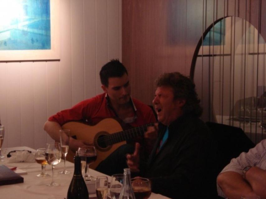 El difunto cantaor Enrique Morente arrancándose por seguiriyas en el Restaurante El Vinagrero.