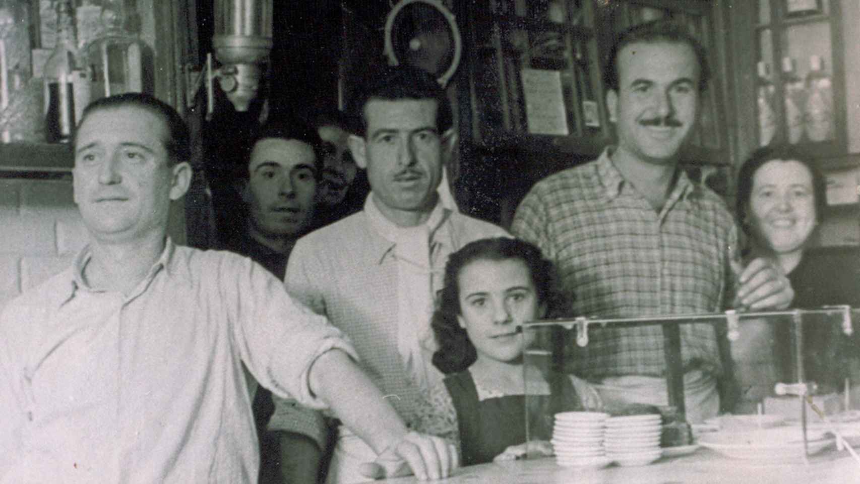 Pepe Martínez (1i), abuelo del actual gerente de El Vinagrero, junto a clientes, familiares y su esposa, Juana (1d).