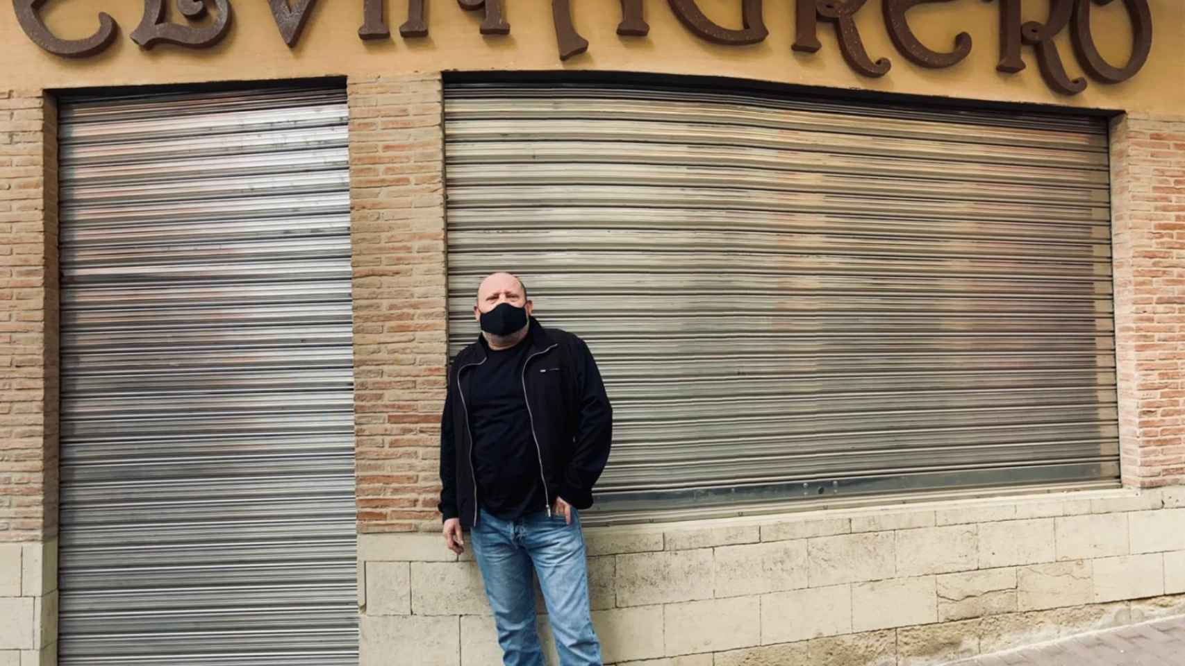 Fernando Martínez, posando en la fachada de su afamado restaurante de La Unión cerrado por la pandemia.