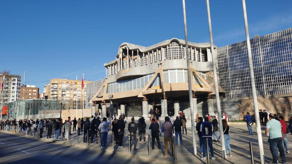 Cacerolada de los hosteleros celebrada en Cartagena frente a la sede de la Asamblea Regional.