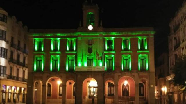 Fachada del Ayuntamiento de Zamora iluminada de verde