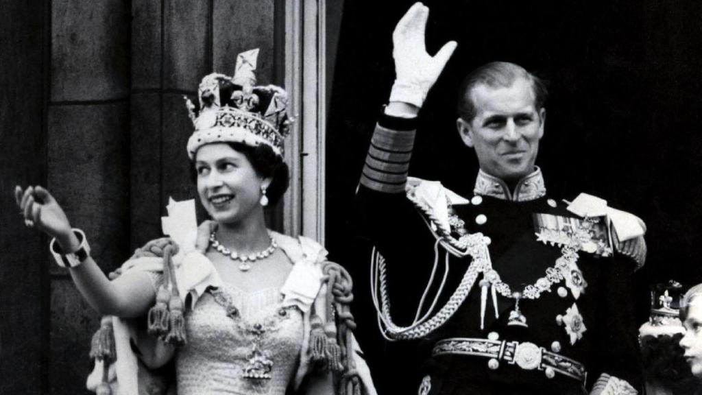 La reina Isabel y el duque de Edimburgo tras la coronación de la monarca.